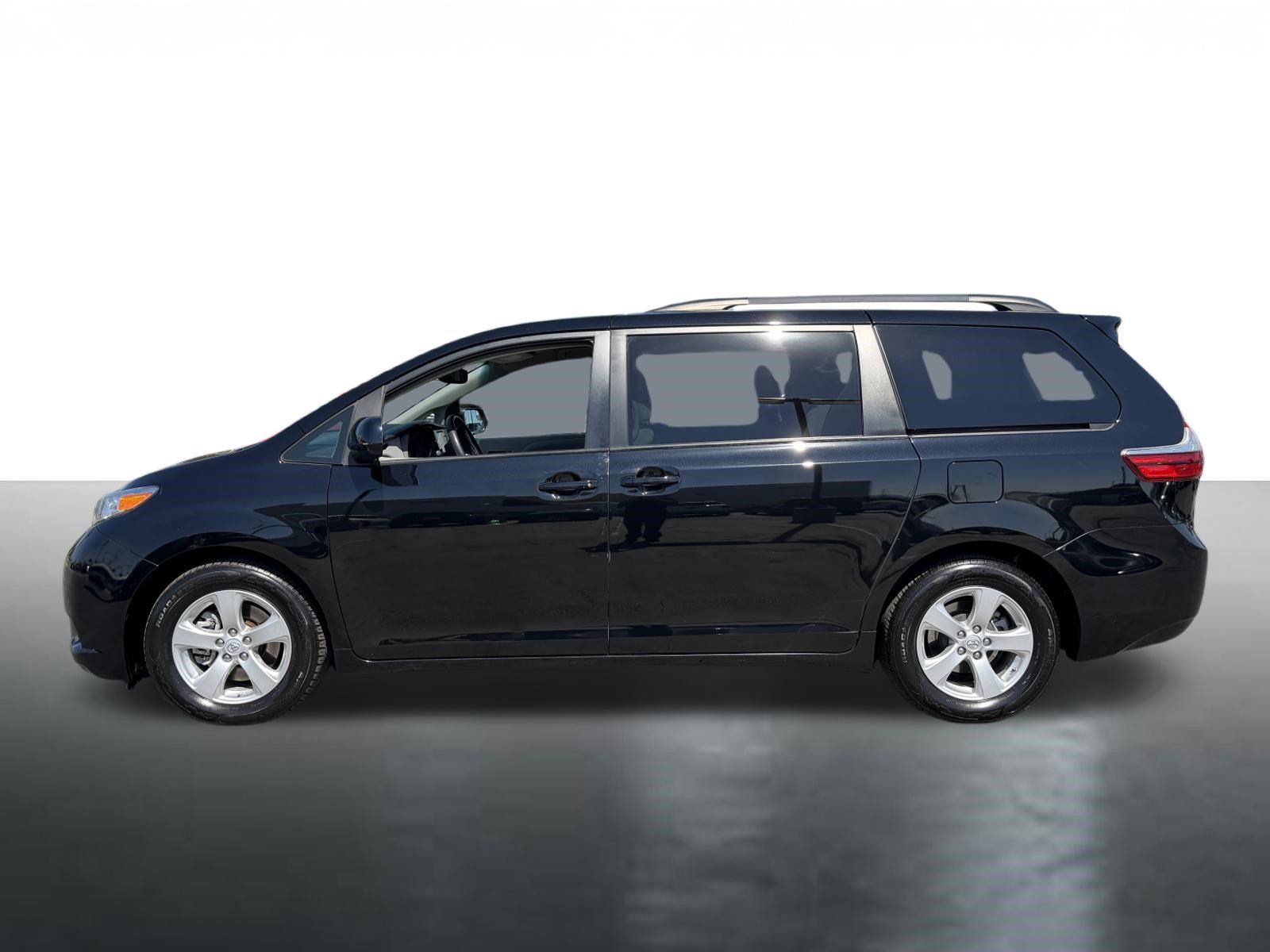 Used 2017 Toyota Sienna LE FWD image 5