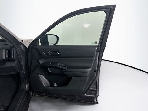 Used 2025 Nissan Pathfinder SV FWD image 32