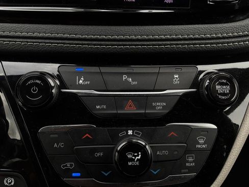 Used 2023 Chrysler Pacifica Touring-L FWD image 34