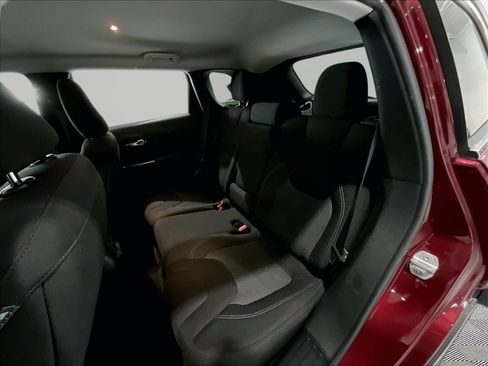 Used 2019 Jeep Cherokee Latitude w/ Popular Appearance Group FWD image 21
