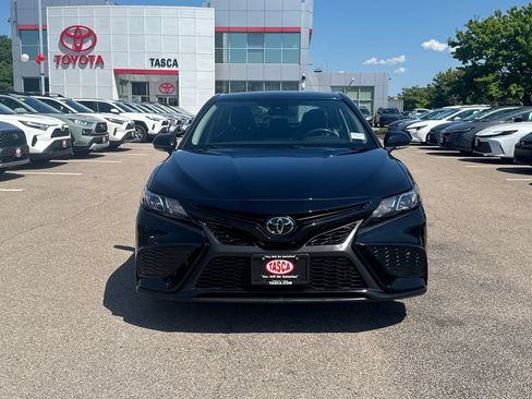 Used 2022 Toyota Camry SE FWD image 2