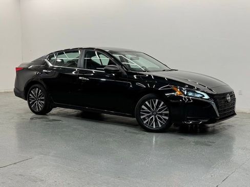 Used 2025 Nissan Altima 2.5 SV FWD image 2