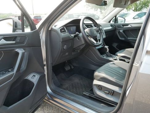 Certified 2022 Volkswagen Tiguan SE w/ Panoramic Sunroof Package AWD/4WD image 12