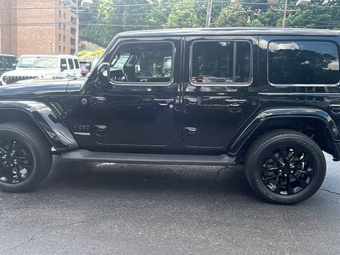 Used 2022 Jeep Wrangler Unlimited Sahara AWD/4WD image 11