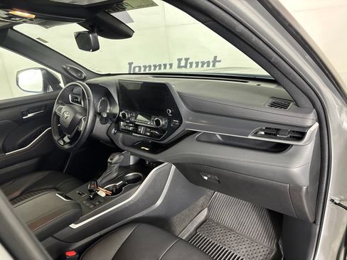 Used 2023 Toyota Highlander XSE FWD image 34