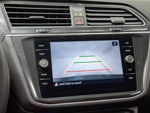Used 2023 Volkswagen Tiguan SE w/ Panoramic Sunroof Package FWD image 16