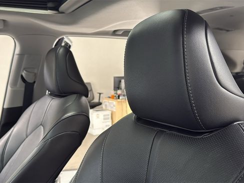 Used 2023 Toyota Highlander Limited image 13