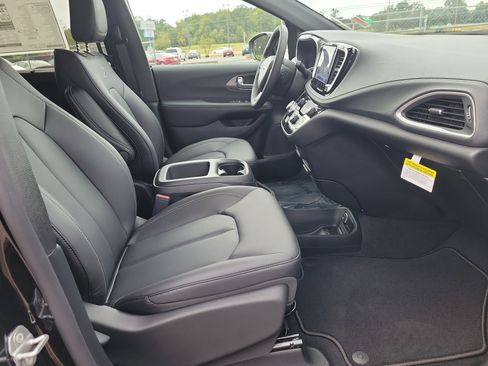 Used 2026 Chrysler Pacifica Select w/ S Appearance Package image 16