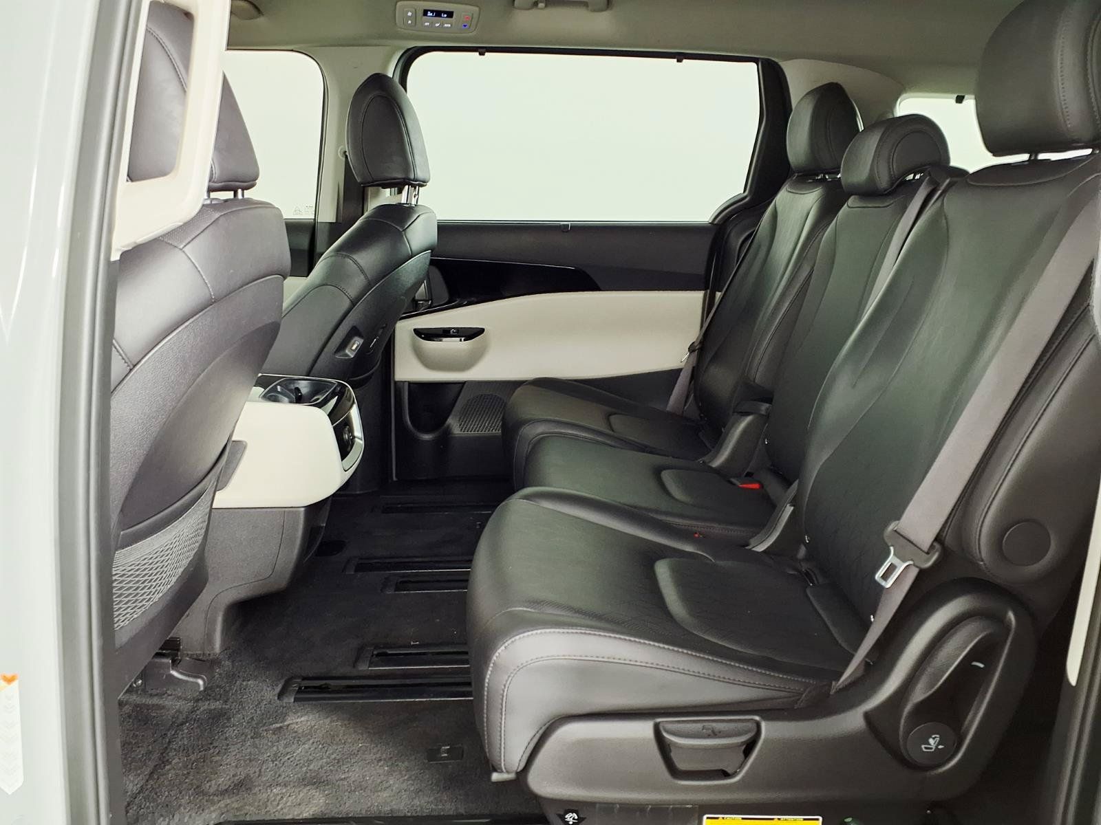 Used 2024 Kia Carnival EX FWD image 14