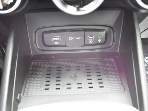 Used 2025 Hyundai Venue Limited FWD image 4