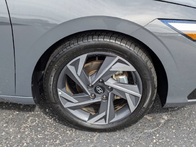 Used 2025 Hyundai Elantra Limited FWD image 10