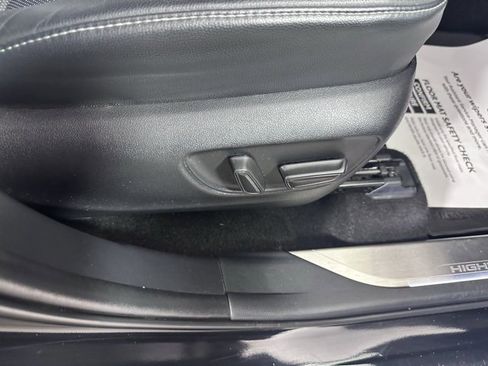 Used 2023 Toyota Highlander Limited image 11