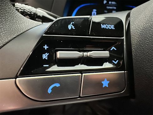 Certified 2025 Hyundai Elantra SE image 19