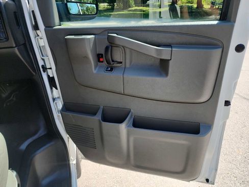 Used 2018 Chevrolet Express 2500 w/ Driver Convenience Package image 28