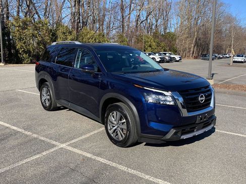 Used 2025 Nissan Pathfinder SL image 2