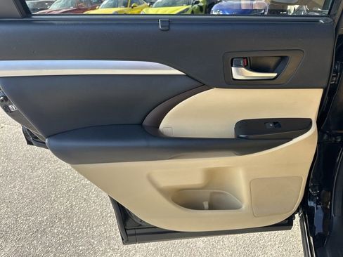 Used 2018 Toyota Highlander XLE image 30