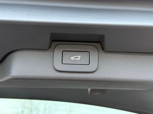 Used 2024 Land Rover Discovery Dynamic SE image 41