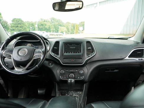 Used 2019 Jeep Cherokee Latitude Plus w/ Comfort/Convenience Group FWD image 10