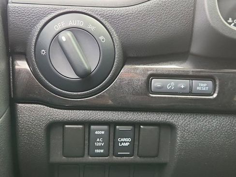 Used 2018 Nissan Titan SV w/ SV Convenience Package image 18