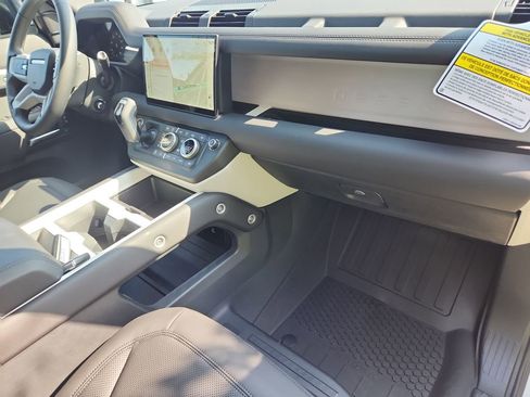 Used 2025 Land Rover Defender 110 S image 26