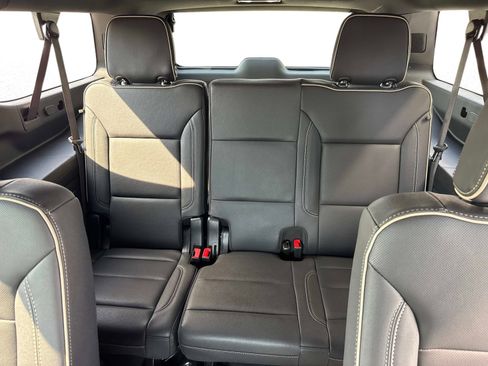 Used 2025 Chevrolet Suburban Premier image 16