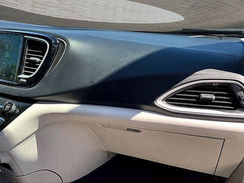 Used 2023 Chrysler Pacifica Touring-L image 15