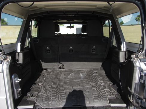 Used 2019 Jeep Wrangler Unlimited Rubicon w/ Cold Weather Group AWD/4WD image 12
