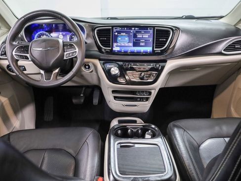 Used 2022 Chrysler Pacifica Touring-L image 17
