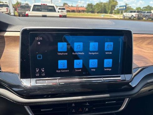 Used 2024 Volkswagen Atlas SE AWD/4WD image 20