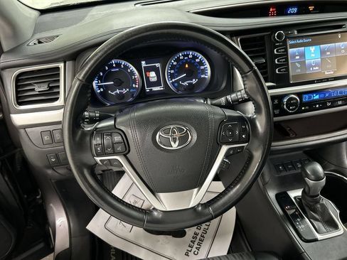 Used 2019 Toyota Highlander Plus AWD/4WD image 4