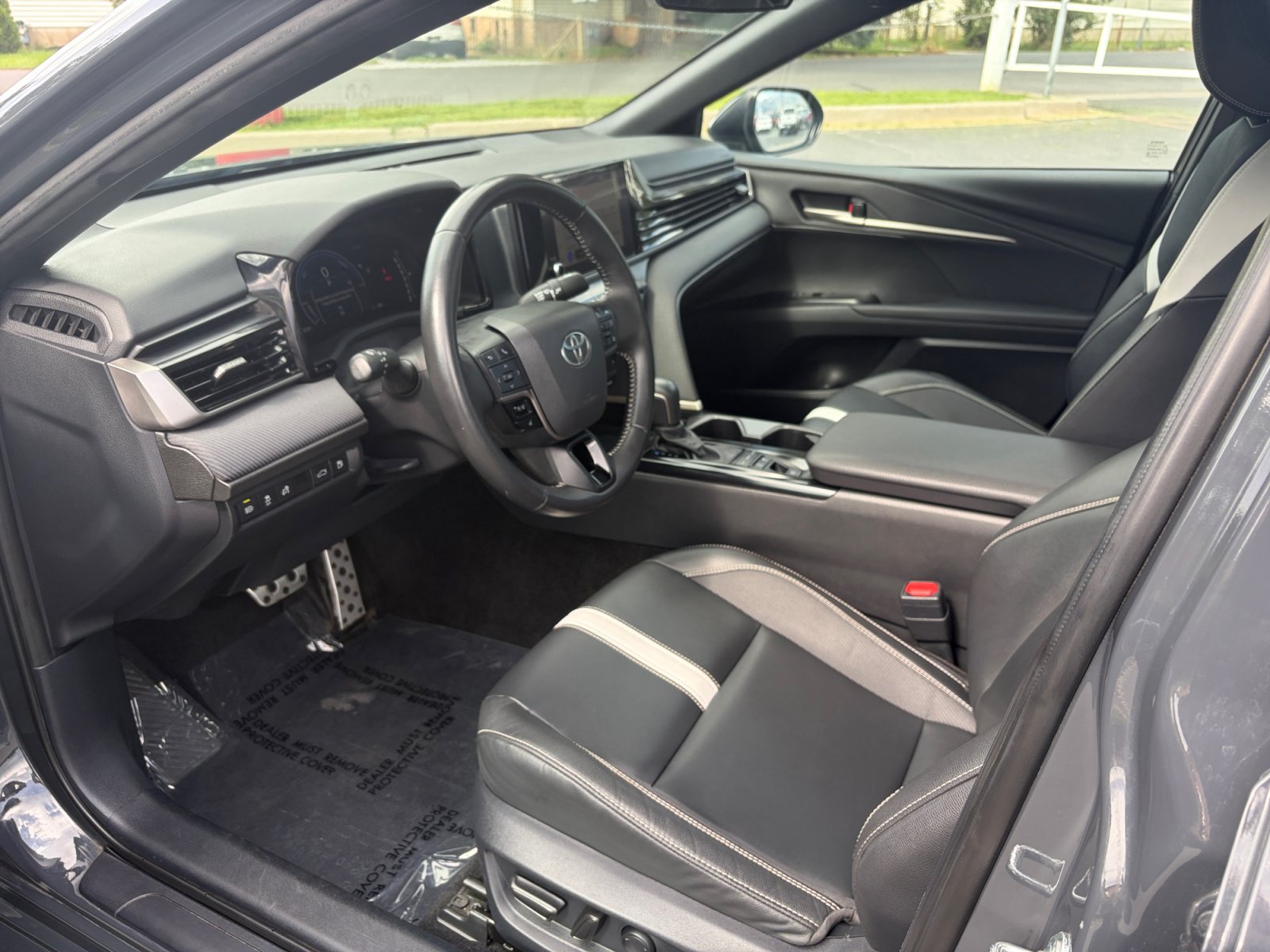 Used 2025 Toyota Camry SE FWD image 9