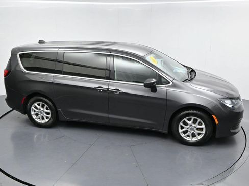 Used 2017 Chrysler Pacifica Touring FWD image 43