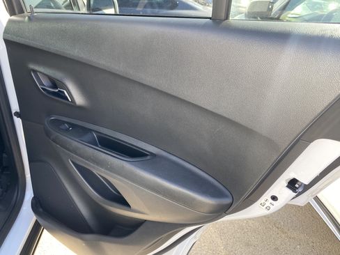 Used 2022 Chevrolet Trax LT FWD image 16