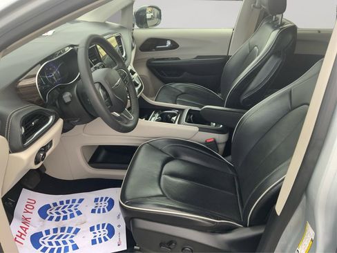 Used 2024 Chrysler Pacifica Limited image 10