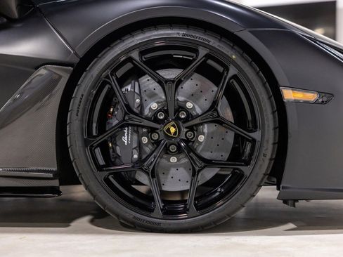 Used 2025 Lamborghini Revuelto image 28