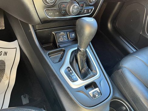 Used 2018 Jeep Cherokee Overland w/ Technology Group image 17