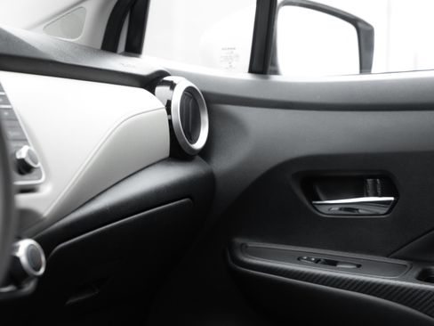 Used 2021 Nissan Versa SV image 16