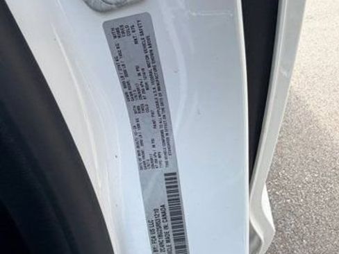 Certified 2025 Chrysler Pacifica Select image 33