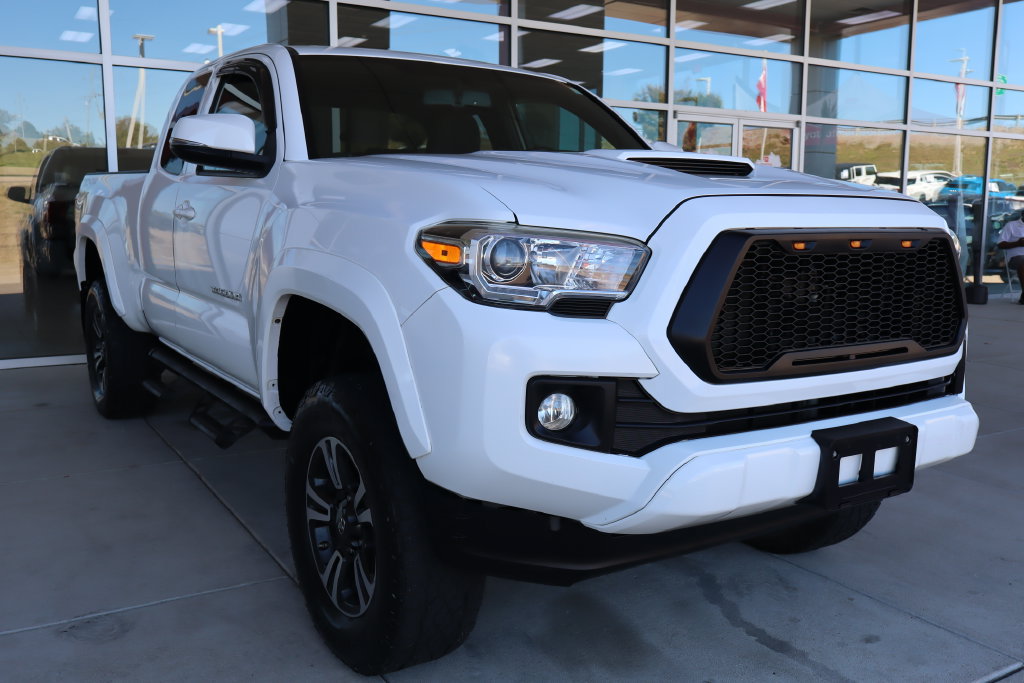 Used 2017 Toyota Tacoma TRD Sport w/ Tow Package (A/T) AWD/4WD image 1