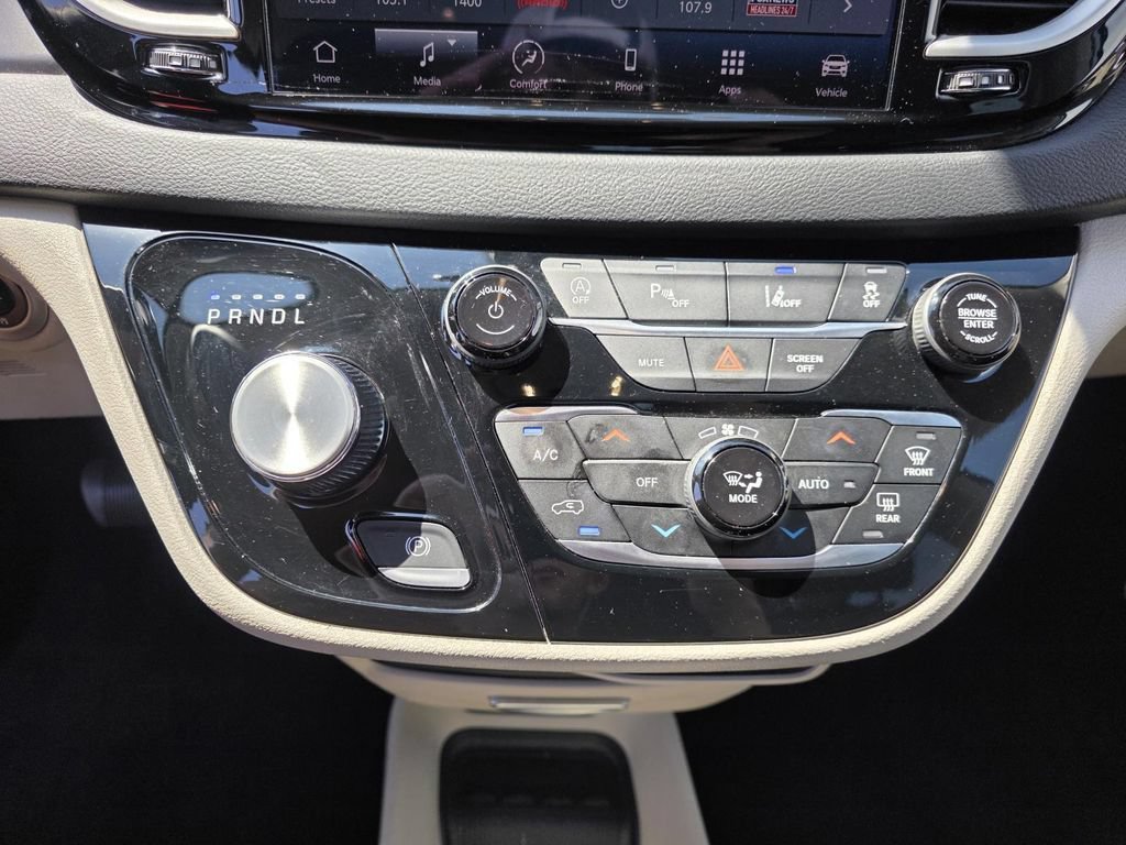 Used 2023 Chrysler Pacifica Touring-L FWD image 22