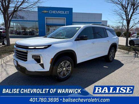 Used 2025 Chevrolet Traverse LT image 1