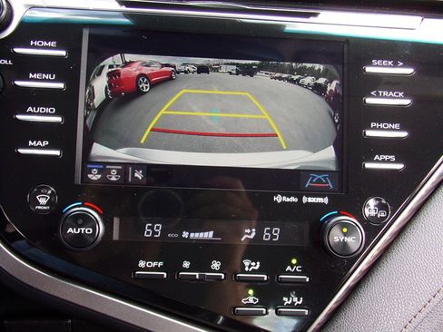 Used 2020 Toyota Camry XLE image 35