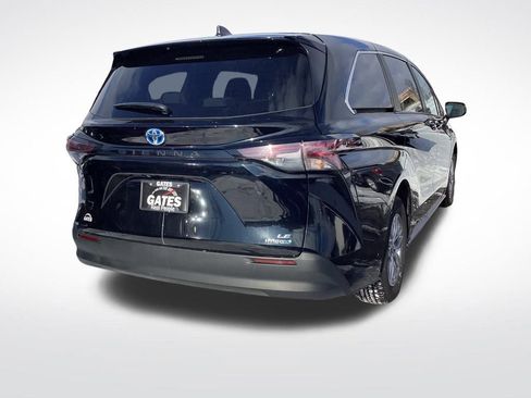 Used 2024 Toyota Sienna LE image 9
