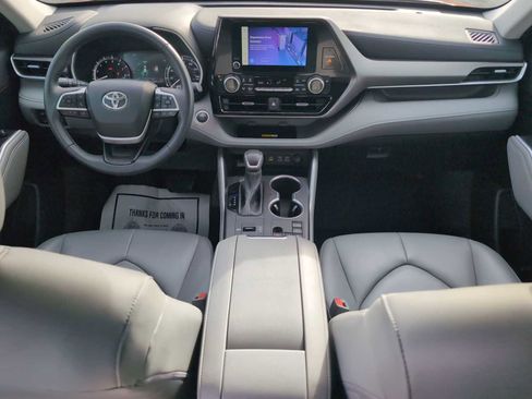 Used 2024 Toyota Highlander XLE FWD image 22