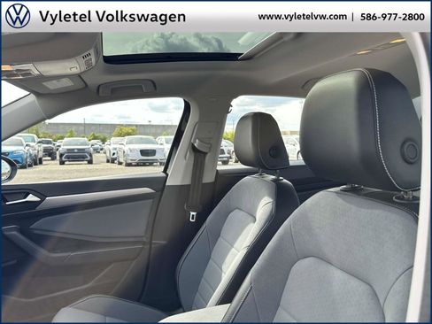 Certified 2025 Volkswagen Jetta SE w/ Sunroof Package image 19