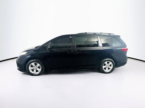 Used 2017 Toyota Sienna LE image 4