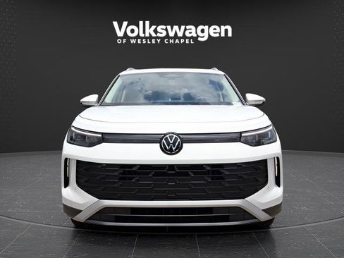 Used 2025 Volkswagen Tiguan SE w/ Panoramic Sunroof Package AWD/4WD image 3
