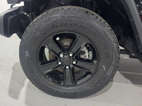 Used 2020 Jeep Wrangler Unlimited Sahara w/ Dual Top Group AWD/4WD image 10