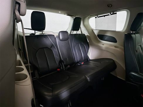 Used 2022 Chrysler Pacifica Touring-L image 14