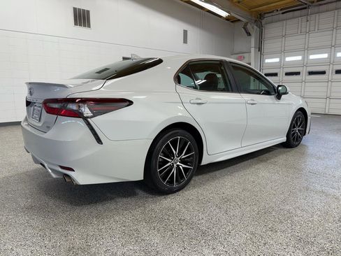 Used 2023 Toyota Camry SE image 4